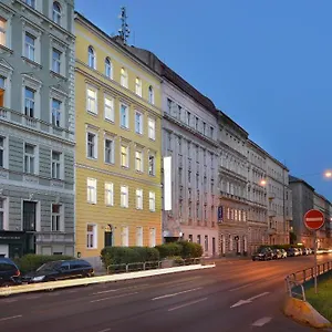 Hotel Season Three Stars, Praga