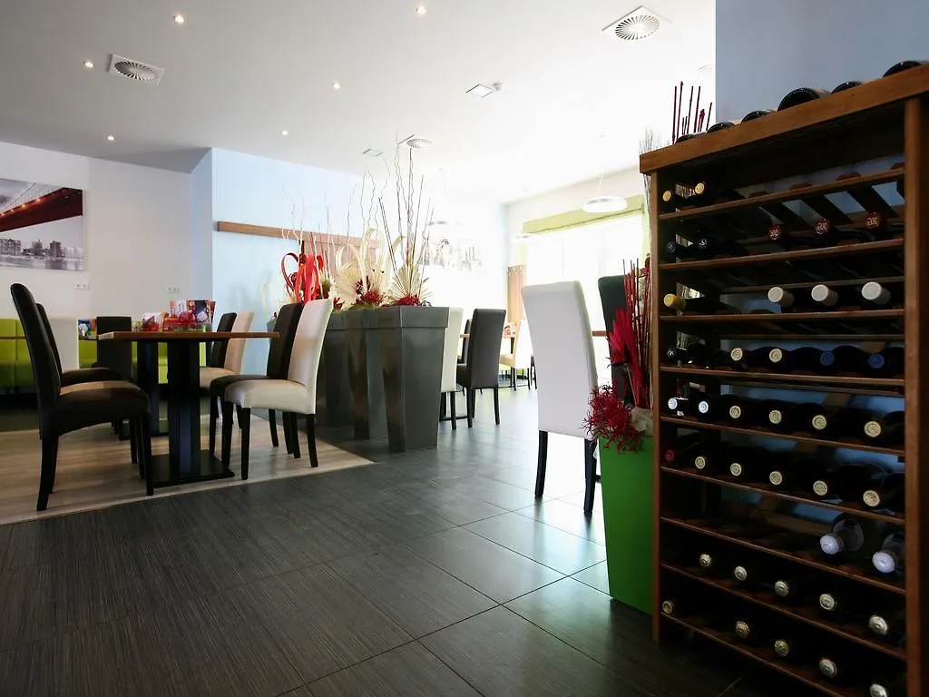 Nad Kralovnou Hotel & Restaurant Praga