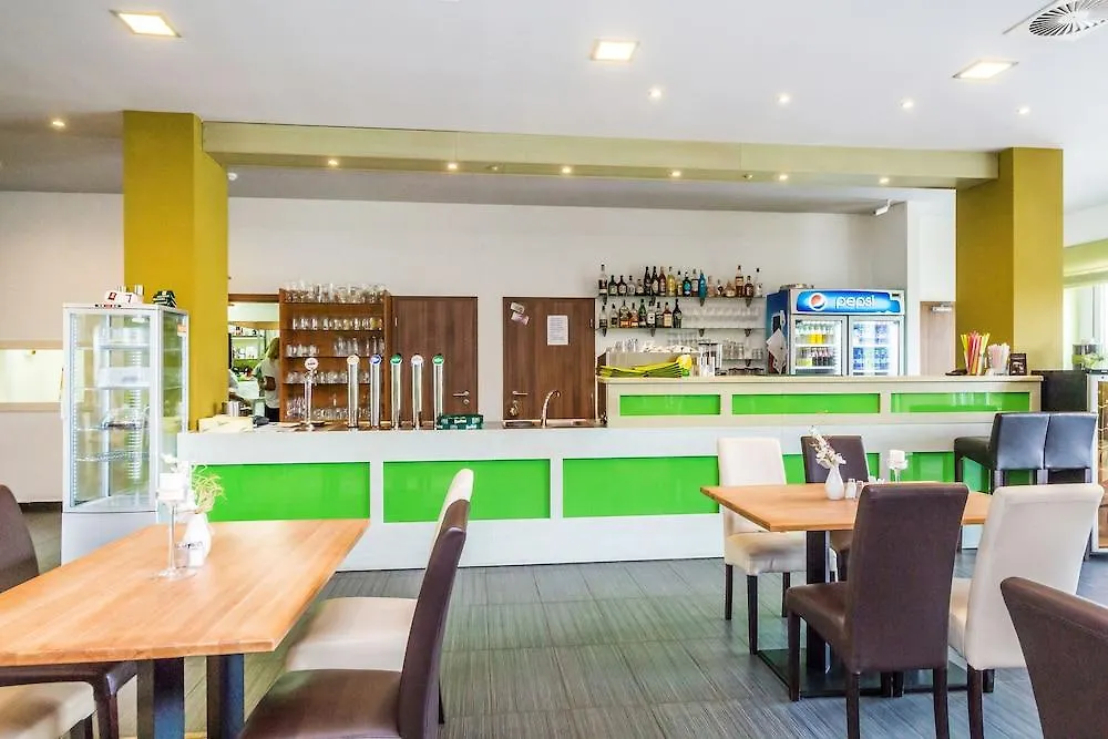 Nad Kralovnou Hotel & Restaurant Prag 3*,