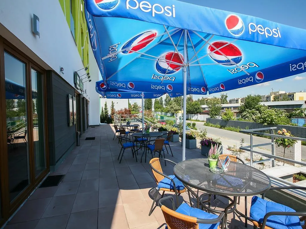 Nad Kralovnou Hotel & Restaurant Prag 3*,