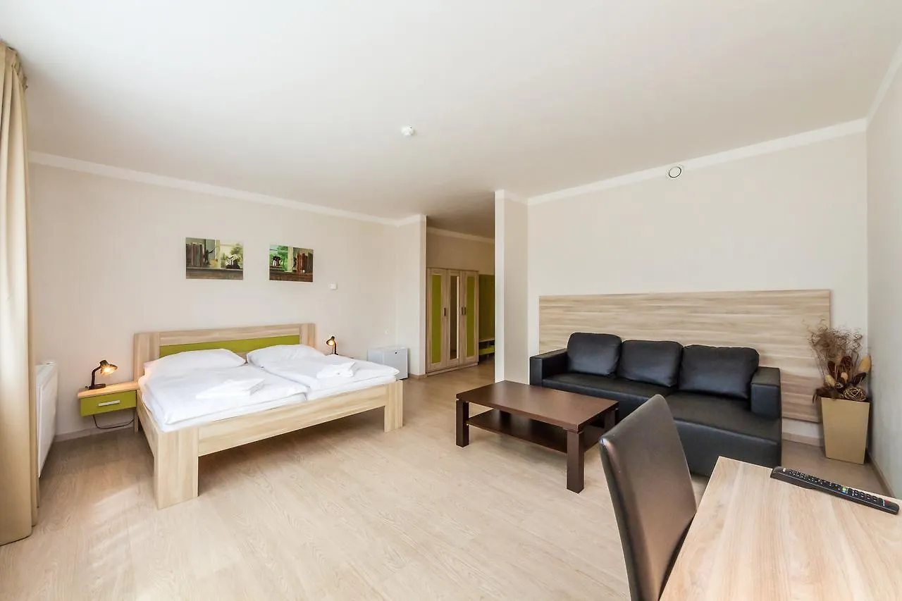 Nad Kralovnou Hotel & Restaurant Prag 3*,